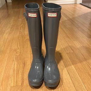 Jump in all the puddles with tall waterproof  Hunter boots. Women’s size 7. Grey